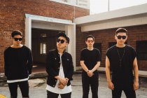 Портрет крутой молодой азиатской рок-группы — стоковое фото