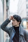 Jovem atraente casual asiático homem na rua — Fotografia de Stock