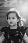 Чорно-біле фото маленької дівчинки на відкритому повітрі — стокове фото