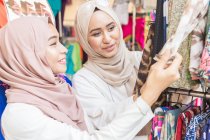 Duas meninas muçulmanas na loja de tecidos — Fotografia de Stock