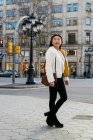 Молода Китайська жінка, що ходьба по вулицях Барселона — стокове фото