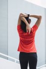 Молодая азиатская спортивная женщина делает упражнения на открытом воздухе — стоковое фото