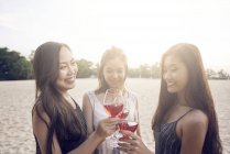 Atractivo joven asiático amigos teniendo beber - foto de stock