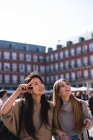 Два красивих жінок огляд визначних пам'яток в Мадриді — стокове фото