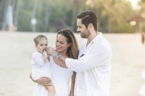 Retrato de família caucasiana feliz na praia — Fotografia de Stock