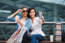 Jeunes belles femmes asiatiques prenant selfie dans le centre commercial — Photo de stock