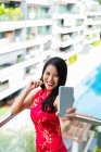 Feliz asiático mujer tomando selfie en smartphone - foto de stock