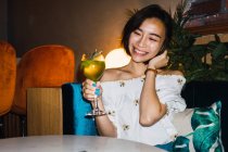 Jovem asiático mulher com coquetel no confortável bar — Fotografia de Stock