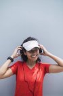 Joven asiático deportivo mujer usando auriculares - foto de stock