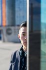 Portrait de jeune asiatique homme regardant sur le coin — Photo de stock