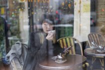 Giovane attraente casuale asiatico donna bere caffè in caffè — Foto stock