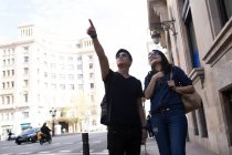 Beautiful young asian couple spending holiday in Barcelona — Stock Photo