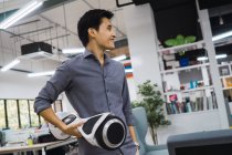 Jovem asiático homem de negócios com hoverboard no escritório moderno — Fotografia de Stock