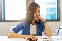 Bella giovane donna asiatica che lavora in ufficio moderno — Foto stock