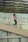 Eine junge asiatische Frau joggt in der Marina Bay von Singapore — Stockfoto