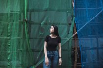 Молодая привлекательная азиатская девушка позирует на открытом воздухе — стоковое фото