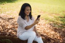 Felice donna asiatica prendendo selfie nel parco — Foto stock