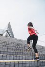 Jovem asiático desportivo mulher correndo até no escadas — Fotografia de Stock