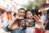Joven asiático pareja taking selfie - foto de stock