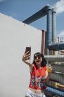 Asiatin mit Kopfhörer macht Selfie — Stockfoto