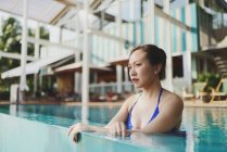 Красиві молоді азіатські жінки розслаблюючій в басейні — стокове фото