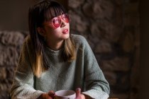 Junge Erwachsene asiatische Frau in Gläsern mit Kaffee — Stockfoto