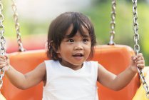 Süße kleine asiatische Mädchen auf Schluck — Stockfoto