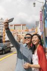 Asiático chino pareja tomando selfie en chinatown - foto de stock