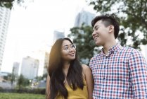 Jovem asiático casal andando juntos na cidade — Fotografia de Stock
