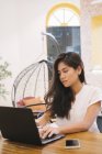 Mujer usando el ordenador portátil en la oficina moderna creativa - foto de stock