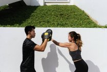 Asiático casal fazendo boxe formação ao ar livre — Fotografia de Stock