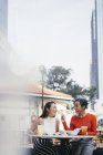 Joven asiático hembra amigos comer en comida tribunal - foto de stock
