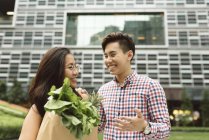 Молода китайська пара в продуктових магазинах — стокове фото