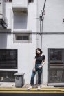 Junge attraktive asiatische Mädchen posieren draußen — Stockfoto