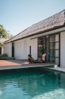 Signorina che si rilassa in una villa a Bali — Foto stock