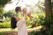 Carino asiatico madre e figlia avendo divertimento in parco — Foto stock