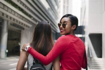Joven asiático hembra amigos caminar en calle - foto de stock