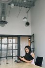Jeune asiatique succès femme d'affaires travaillant dans le bureau moderne — Photo de stock