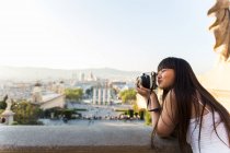 Молодая евразийка осматривает Барселону — стоковое фото