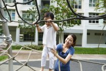 Mãe ligação com o filho no parque infantil — Fotografia de Stock