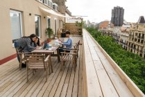 Entrepreneurs chinois travaillant de la maison au balcon — Photo de stock