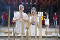 Young man and woman at temple. Singapore — Stock Photo