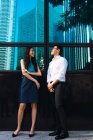Jovem adulto casal de negócios de pé ao ar livre — Fotografia de Stock
