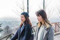 Junge Erwachsene asiatische weibliche Freunde zu Fuß in Park — Stockfoto