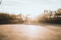 Юнак азіатських роблять паркур на заході сонця — стокове фото