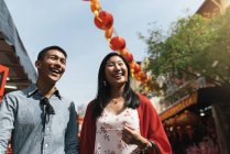 Giovane coppia asiatica trascorrere del tempo insieme in città — Foto stock