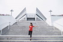 Jovem asiático mulher desportiva fazendo exercício ao ar livre — Fotografia de Stock