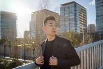 Jovem asiático homem no elegante terno na cidade rua — Fotografia de Stock