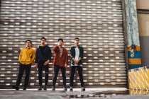 Porträt einer coolen jungen asiatischen Rockband — Stockfoto