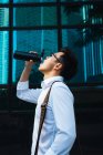 Успішний молодий бізнесмен п'є воду — стокове фото